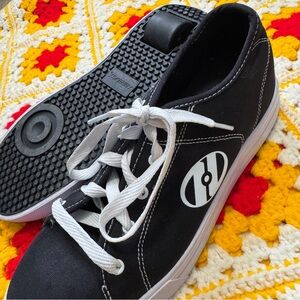 Heelys Mens Black White Voyager HES10458 Skate Shoes Size 1O Canvas Wheeled